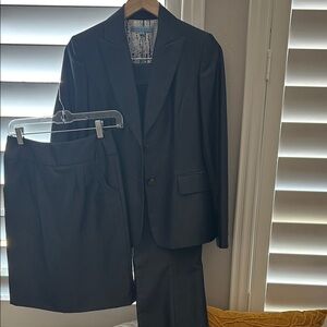 Beautiful and classic womens 3 pc suit.
Blue-silverish color